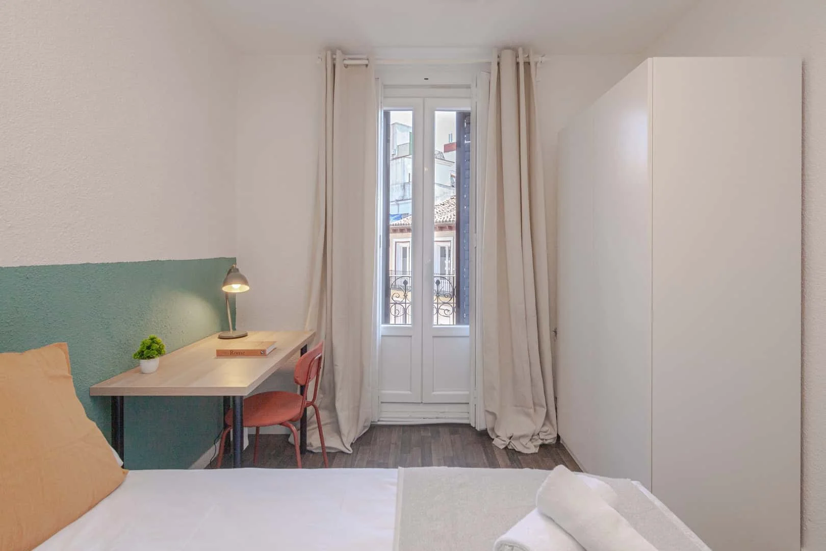 Habitación estudiantil amplia y cómoda en 