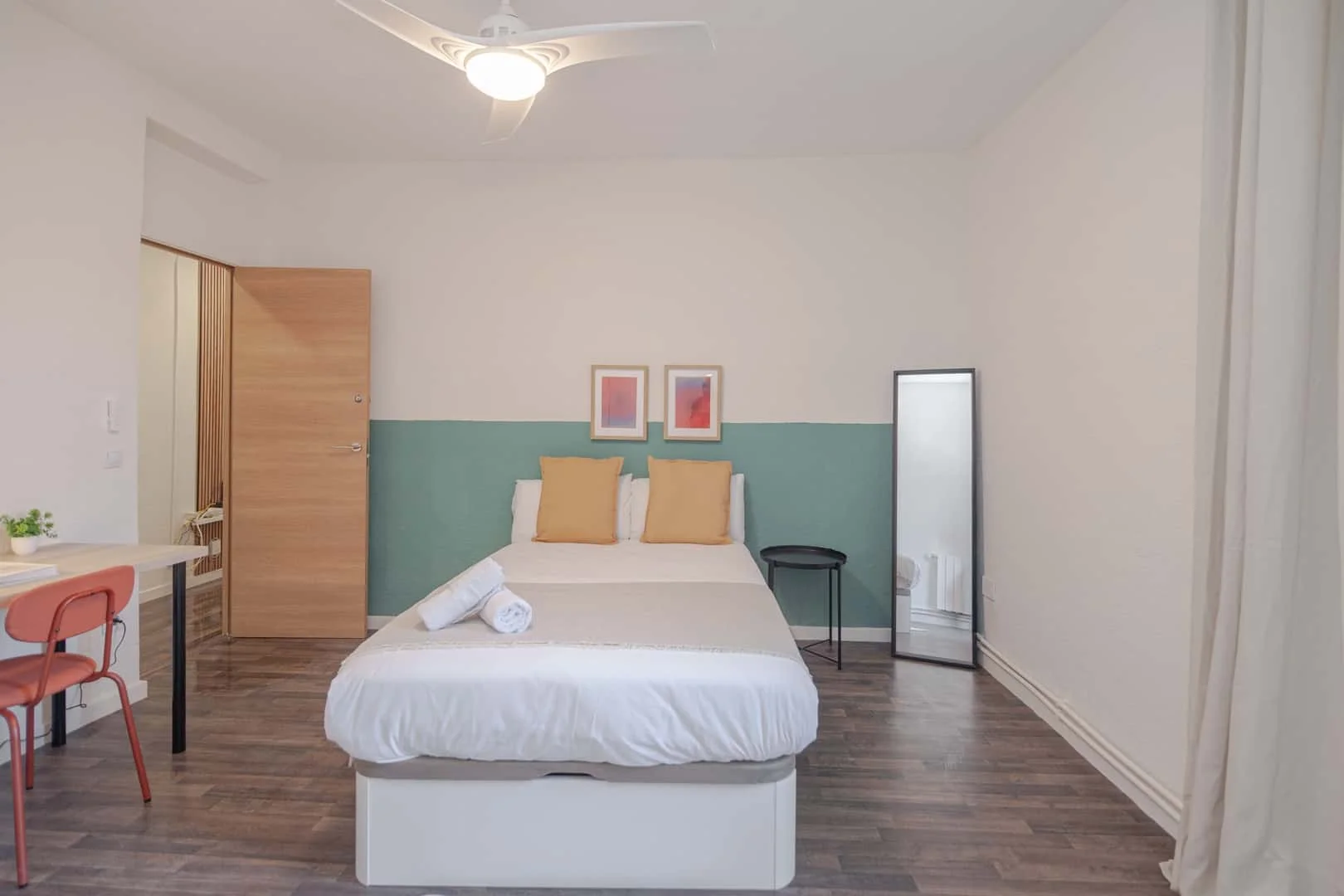 Habitación estudiantil funcional perfecta para estudiar en 