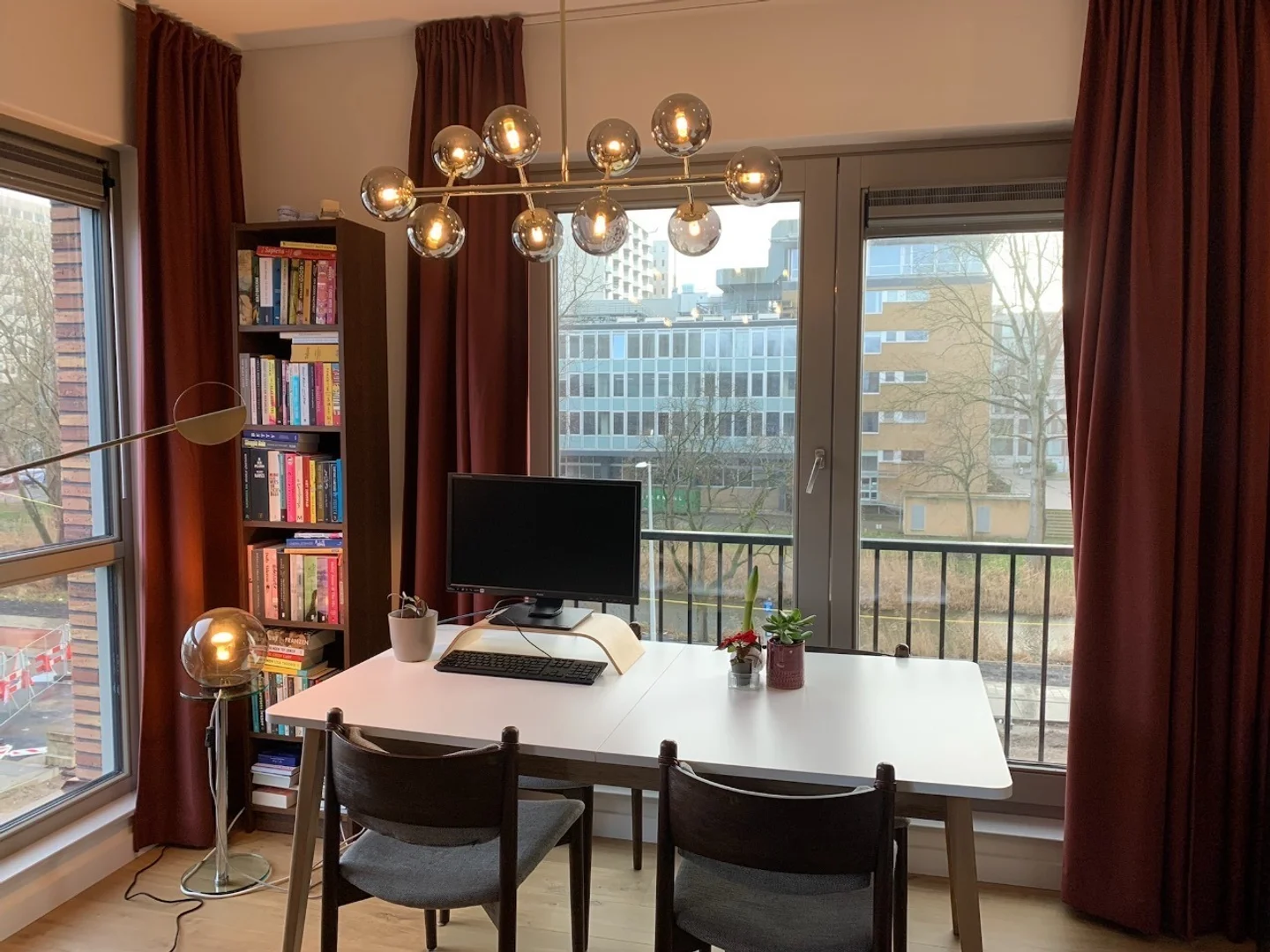  bölgesinde tam olanaklara sahip modern öğrenci stüdyosu
