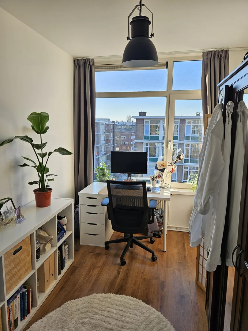 Studentenzimmer in  mit Arbeitsbereich und Gemeinschaftseinrichtungen