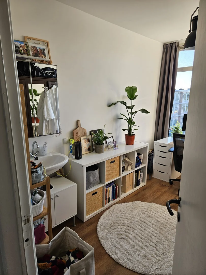 Studentenzimmer in  mit Arbeitsbereich und Gemeinschaftseinrichtungen