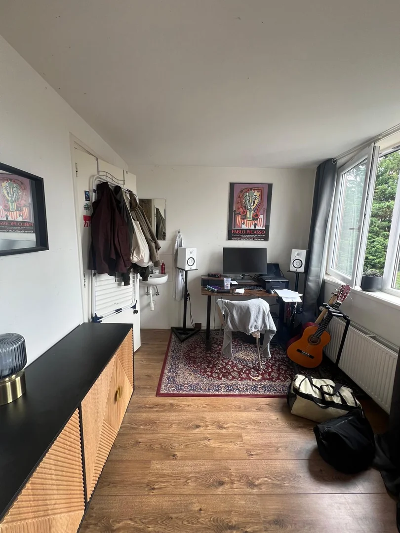 Chambre abordable pour les étudiants avec un bon éclairage dans 