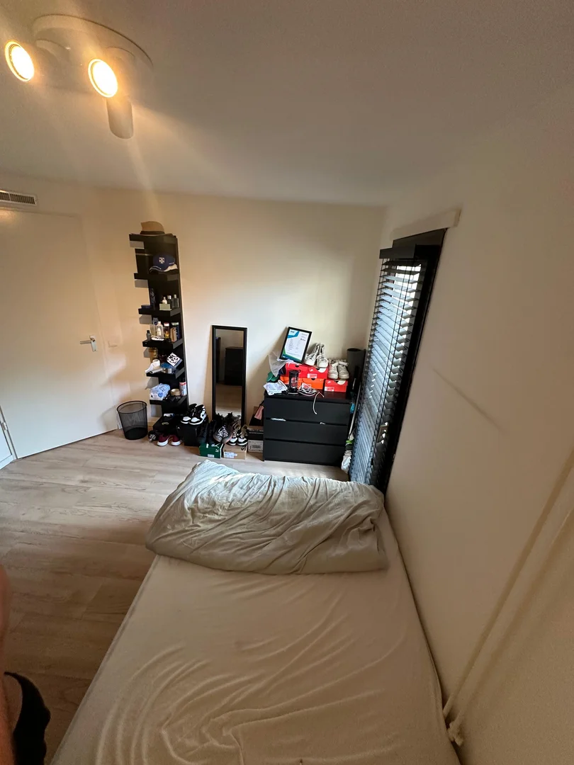 Comfortable and spacious student room in 