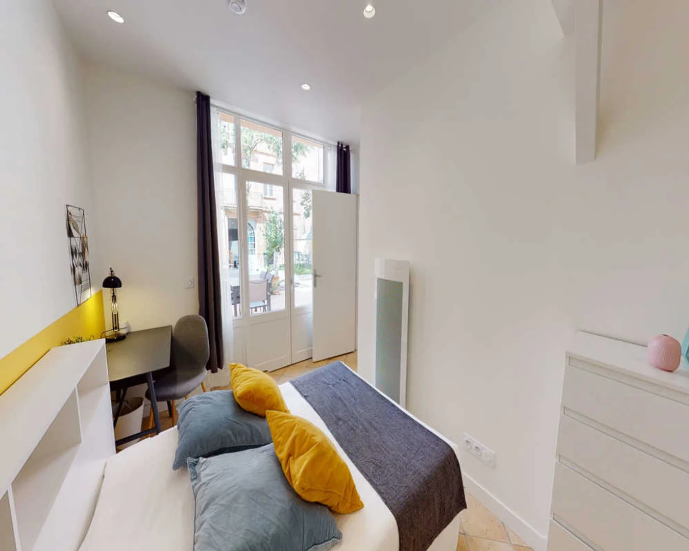 Chambre d'étudiant à  avec espace d'étude et installations communes