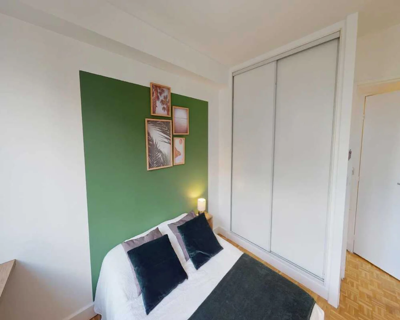 Student-friendly room in with modern amenities