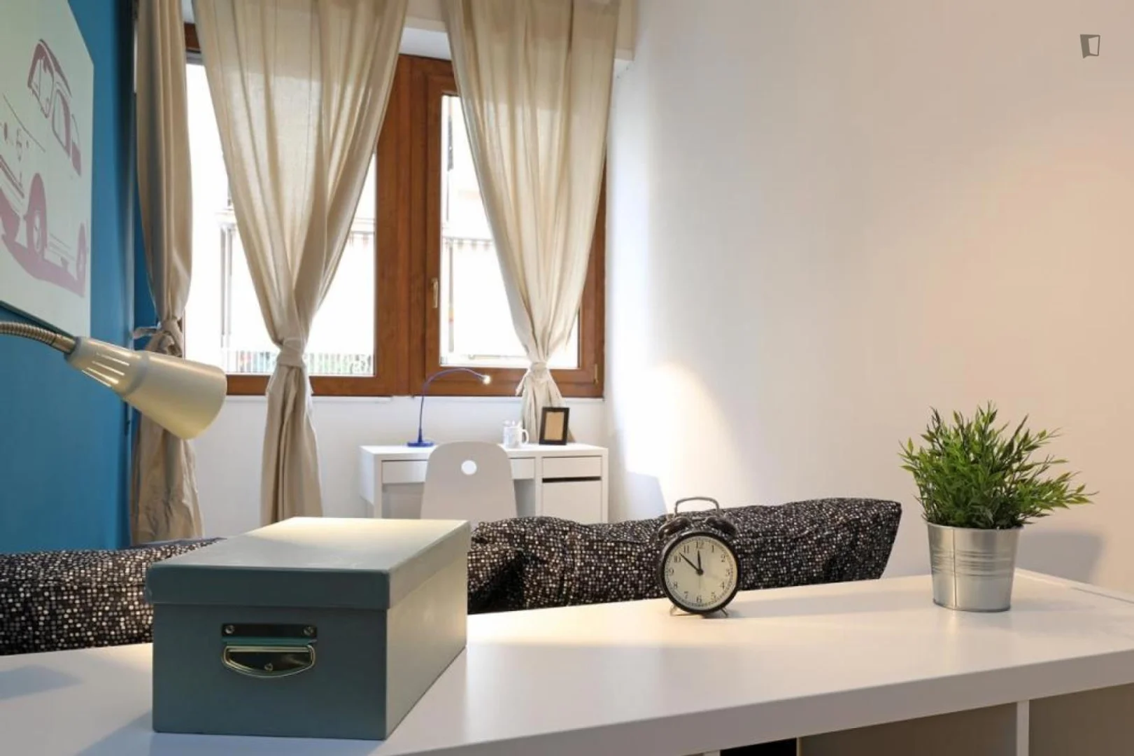 Bright and airy student room with easy university access in 