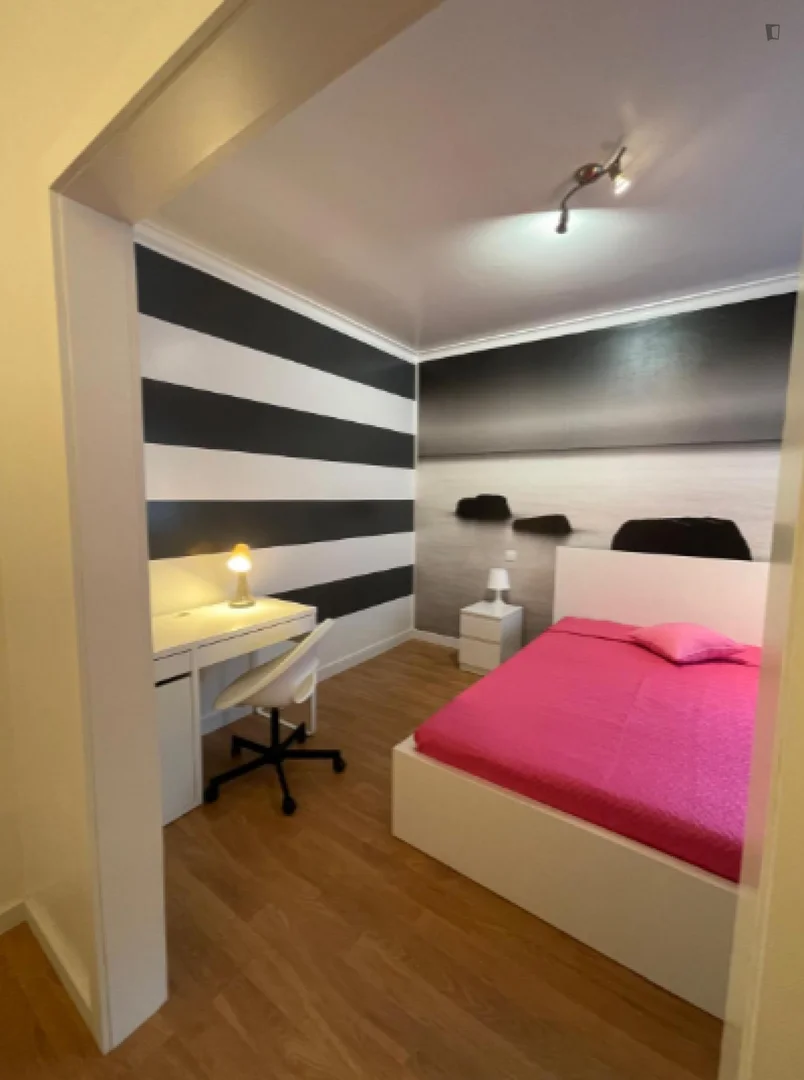 Habitación estudiantil amplia y cómoda en