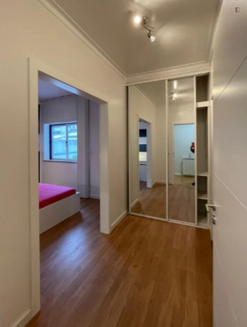 Habitación estudiantil funcional perfecta para estudiar en