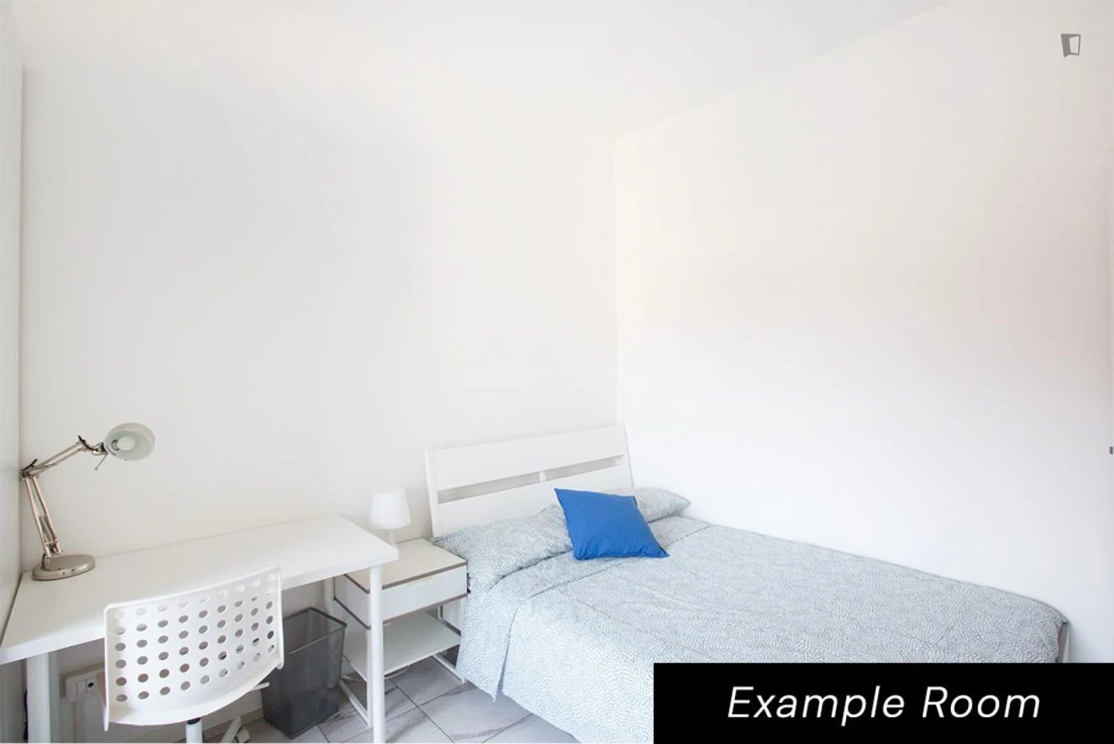 Studentenzimmer in mit Arbeitsbereich und Gemeinschaftseinrichtungen