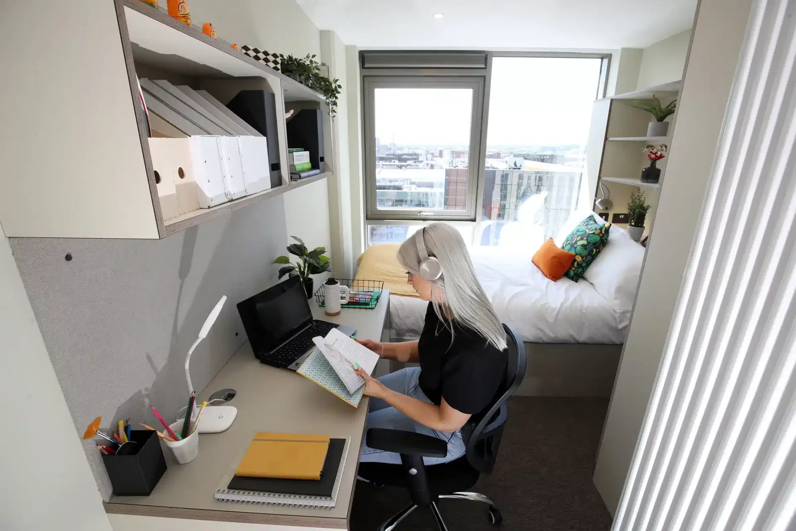 Bright and airy student room with easy university access in 