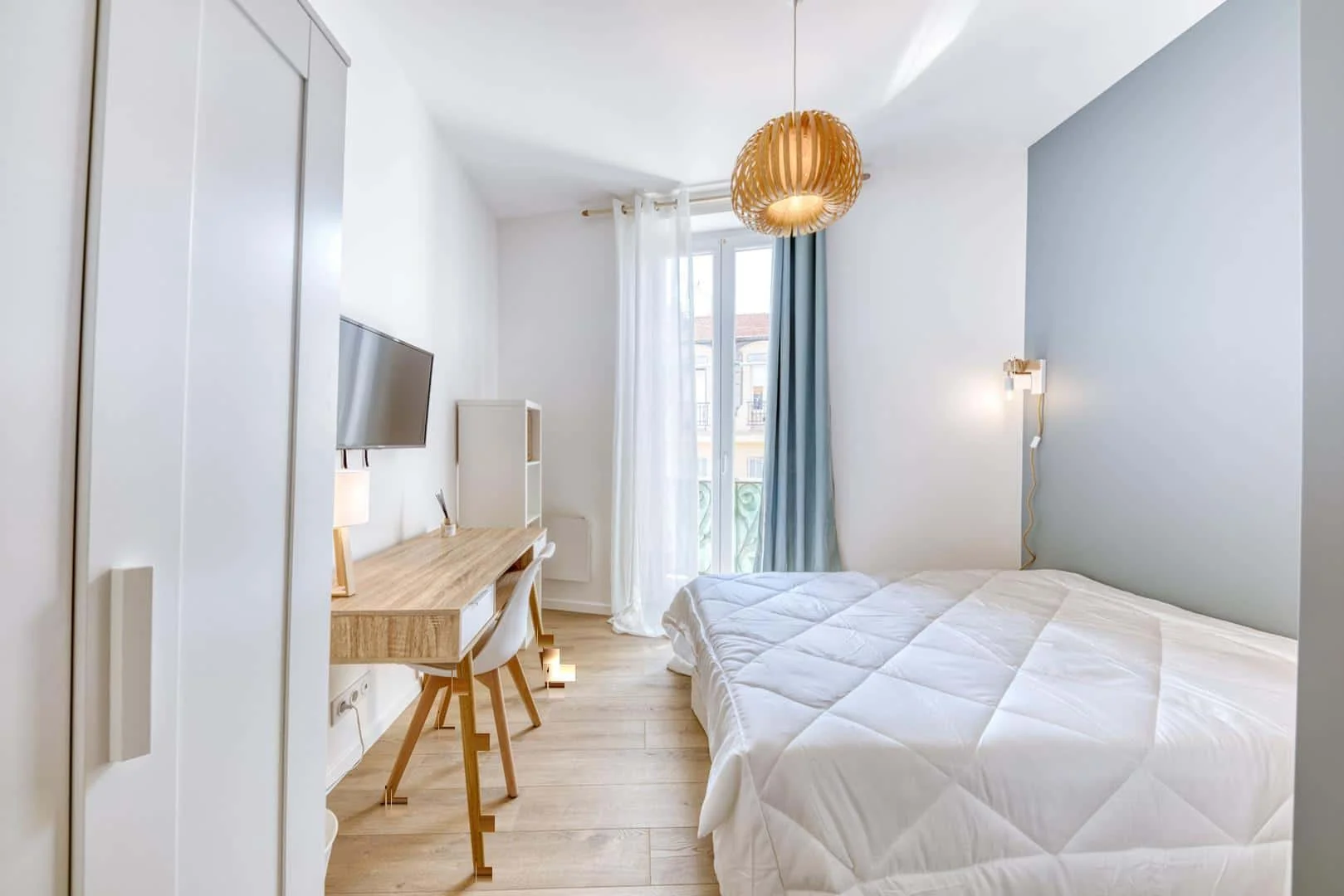 Bright and airy student room with easy university access in 