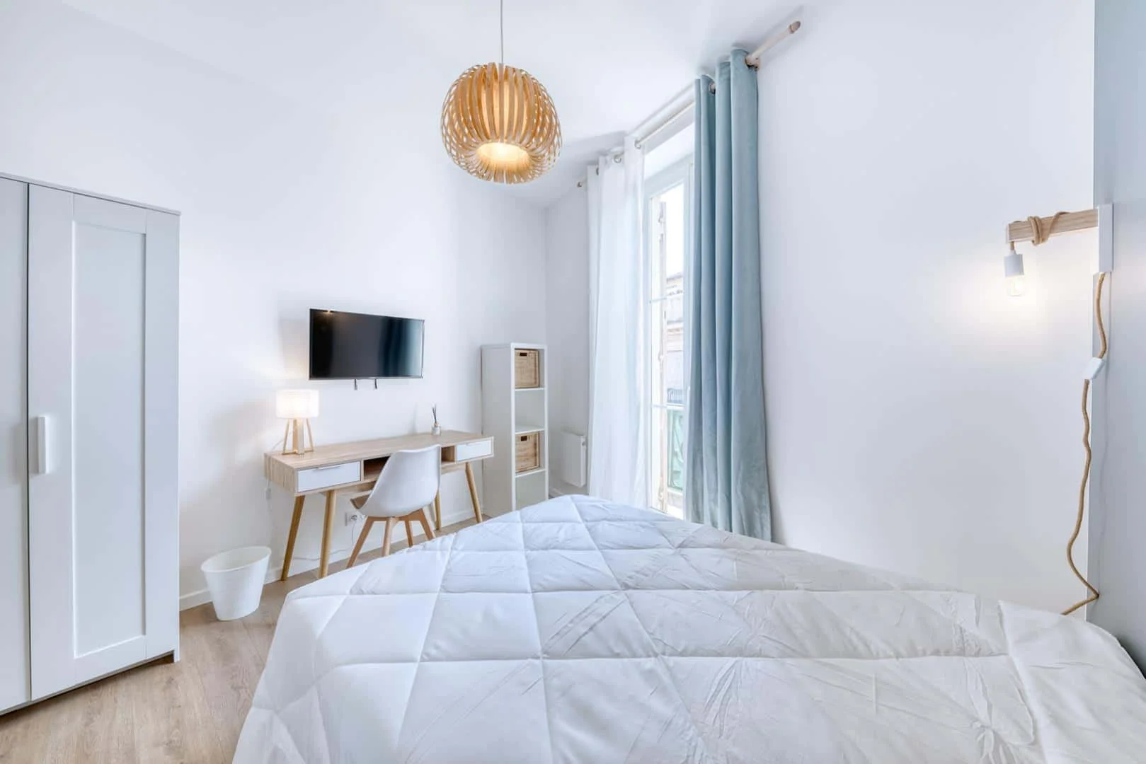 Affordable room for students with ample lighting in 