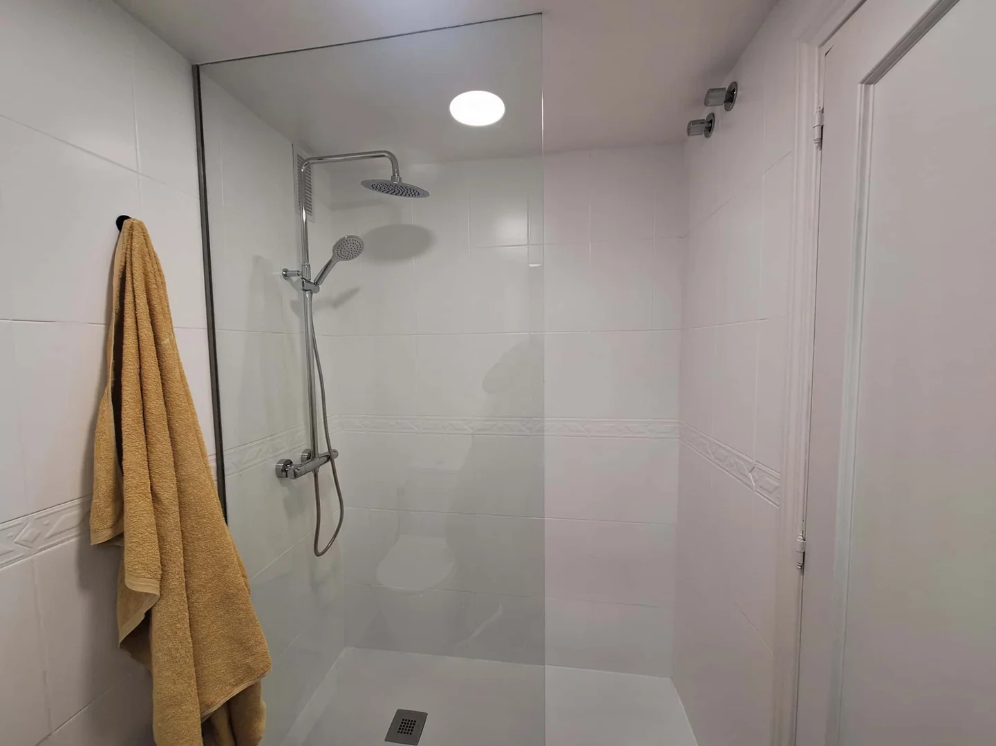 Bezahlbares Zimmer für Studenten mit ausreichender Beleuchtung in 