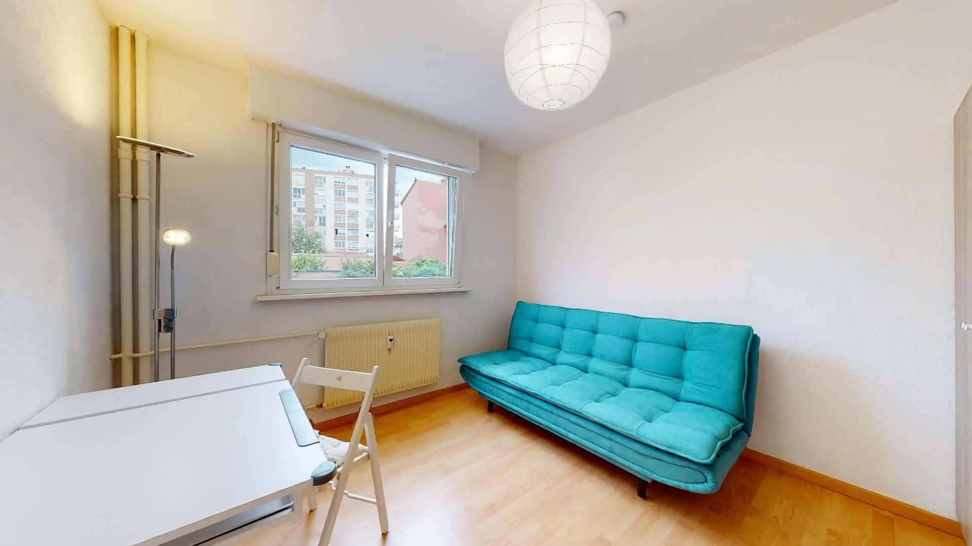 Habitación estudiantil funcional perfecta para estudiar en 