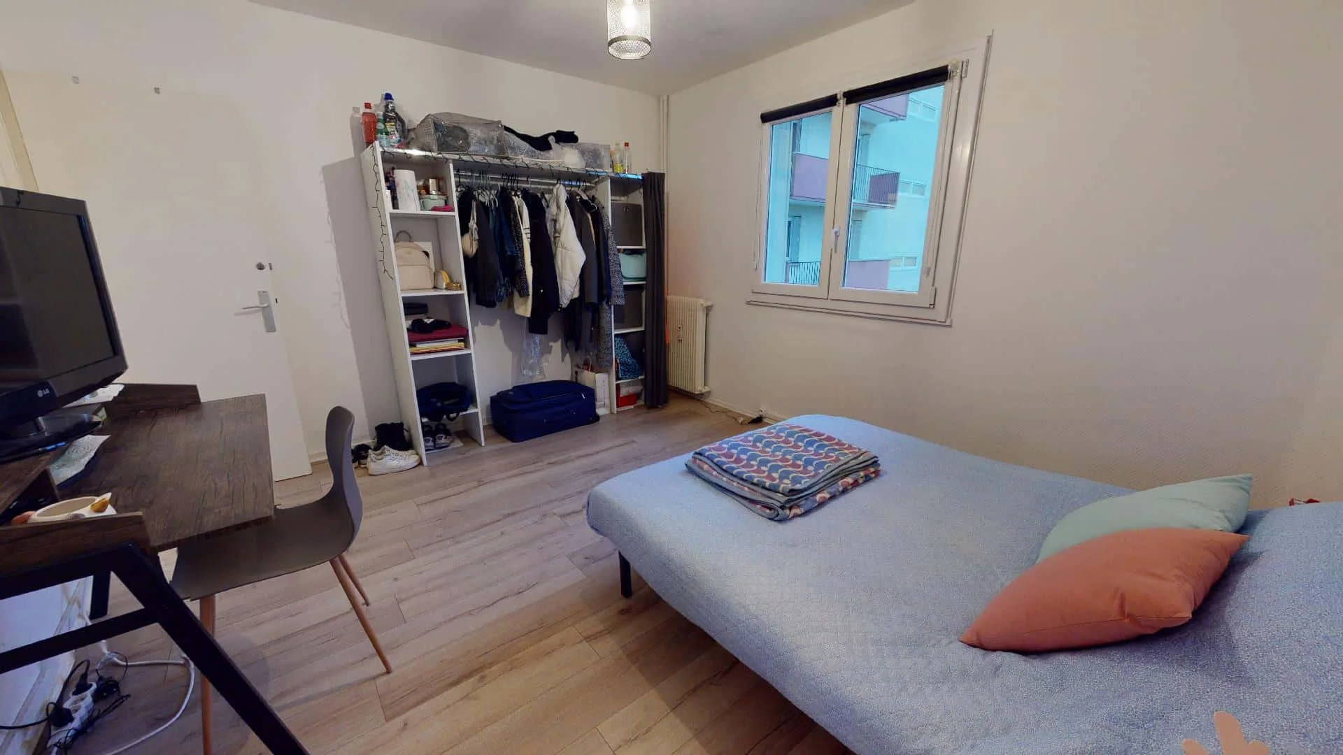 Habitación estudiantil amplia y cómoda en 