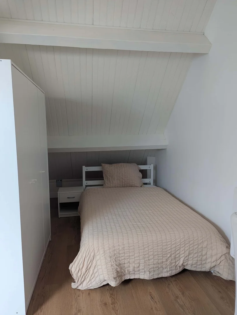 Habitación estudiantil económica con ubicación conveniente en 