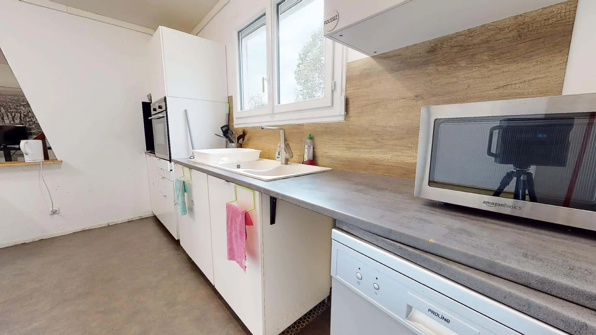 'de modern olanaklara sahip öğrenci dostu oda