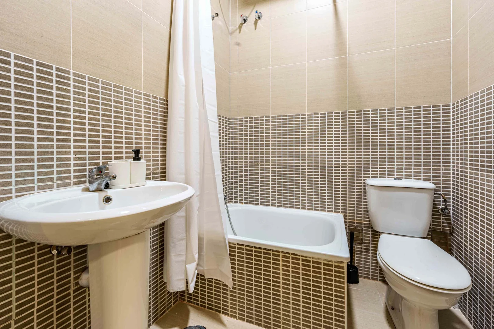 Habitación estudiantil económica con ubicación conveniente en 