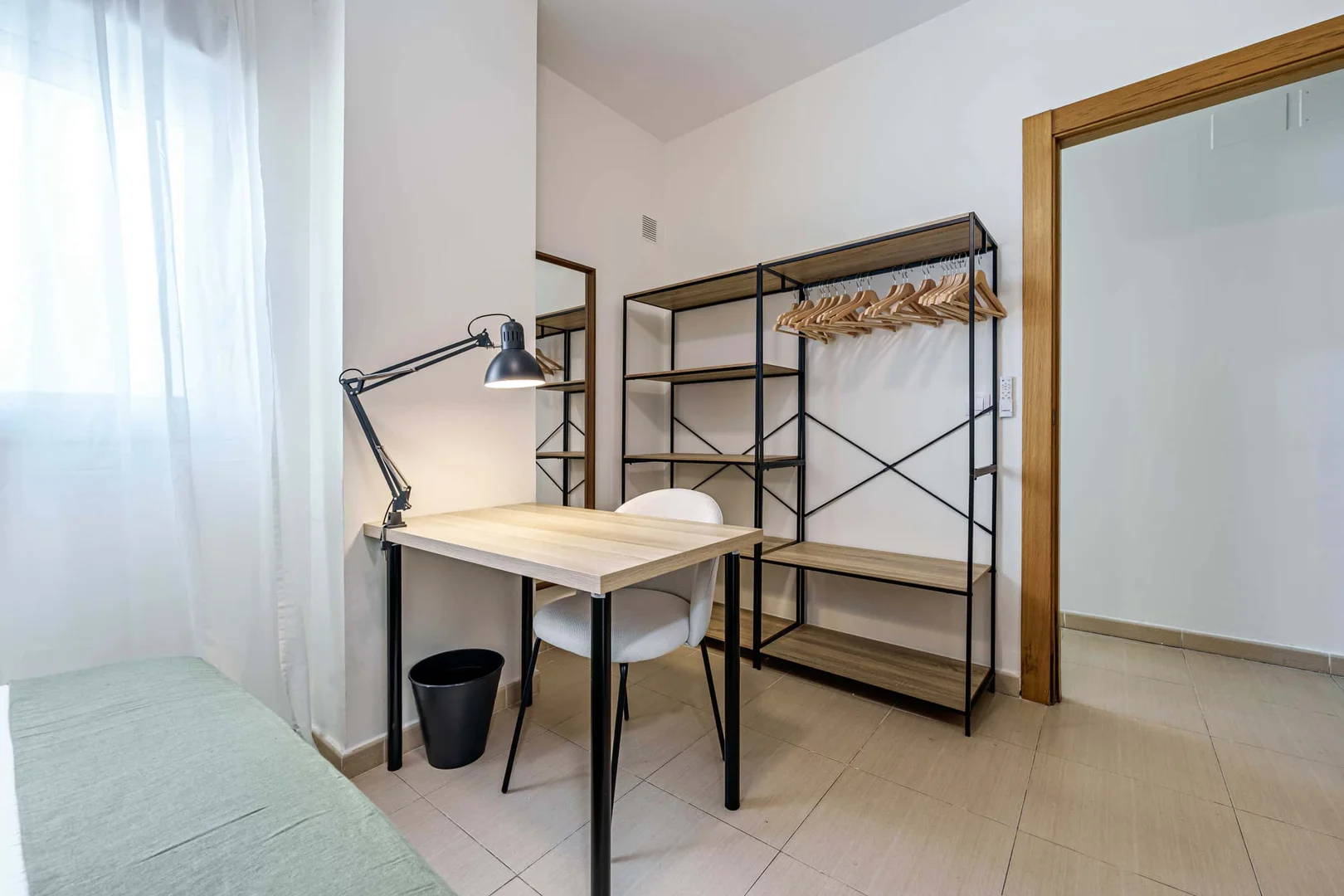 Habitación para estudiantes en  con área de estudio y facilidades compartidas