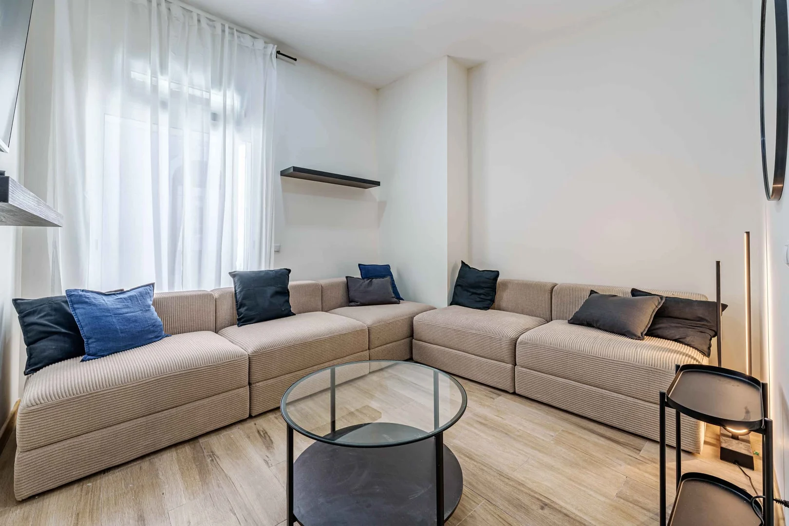 Habitación estudiantil funcional perfecta para estudiar en 