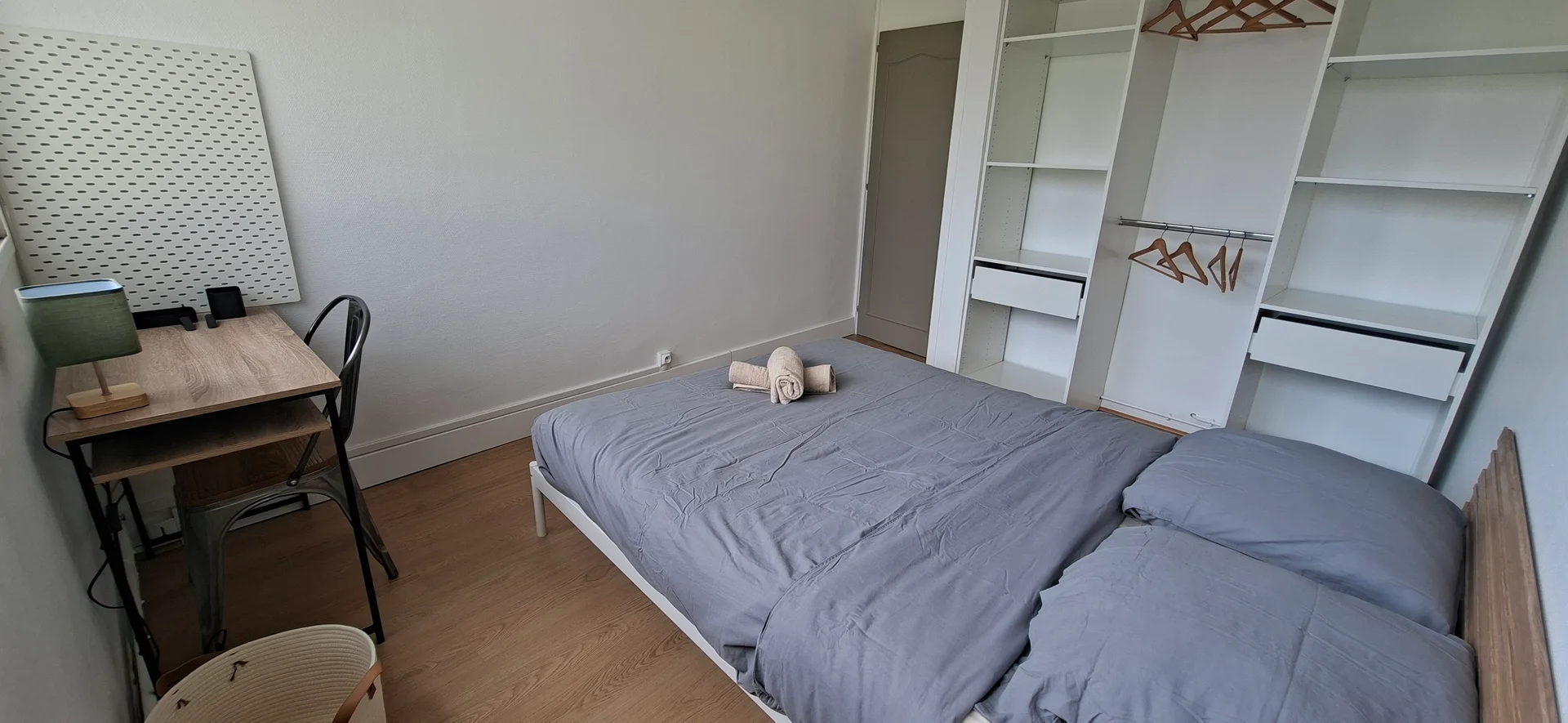 Quarto de estudante luminoso e arejado com acesso fácil à universidade em 