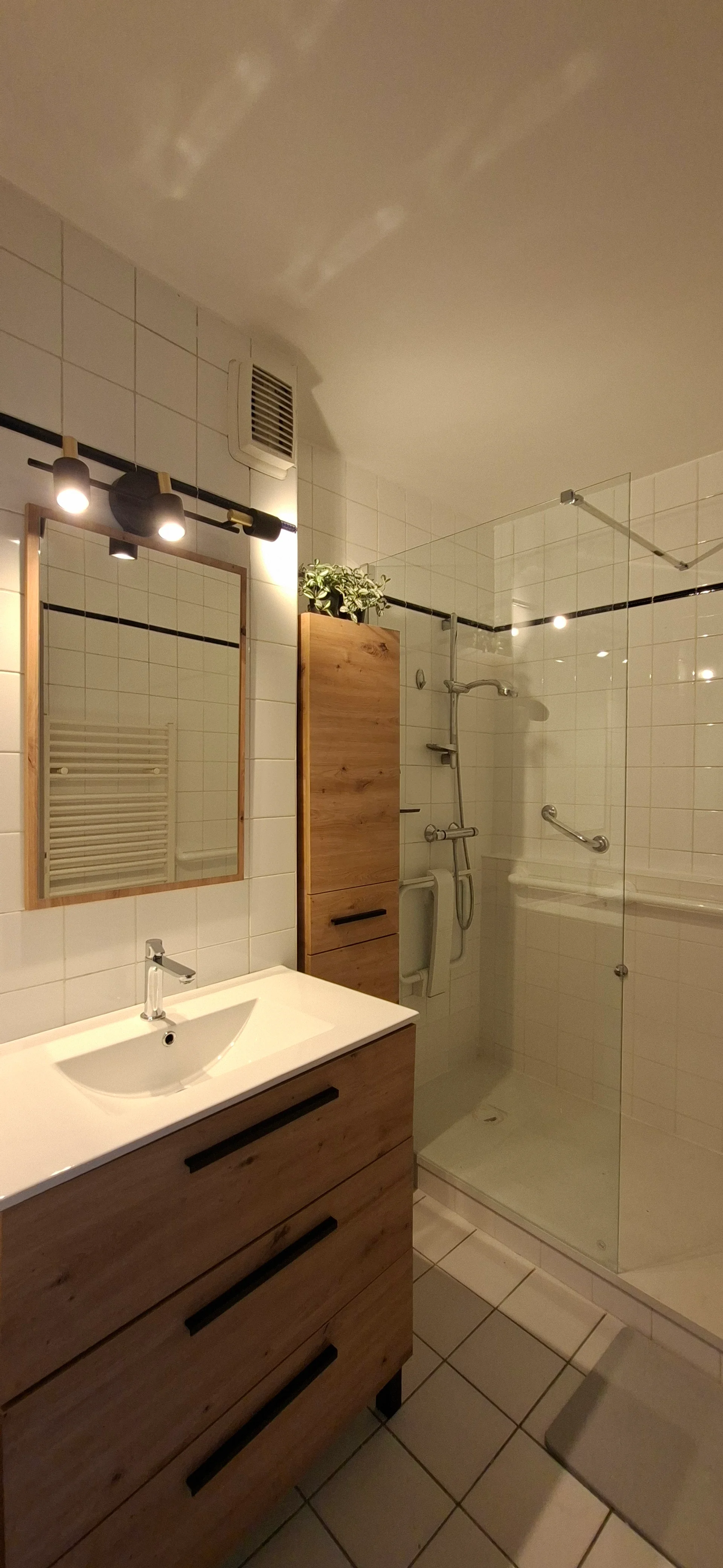Quarto para alugar em apartamento de estudantes em , totalmente mobilado