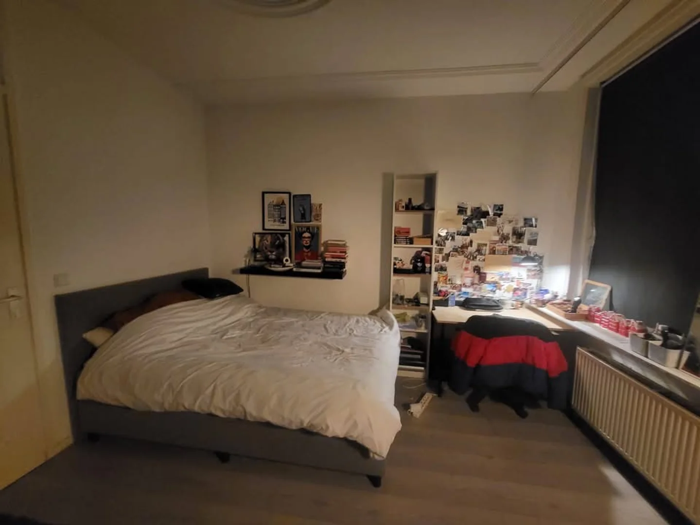 Habitación estudiantil luminosa y aireada con fácil acceso a la universidad en 
