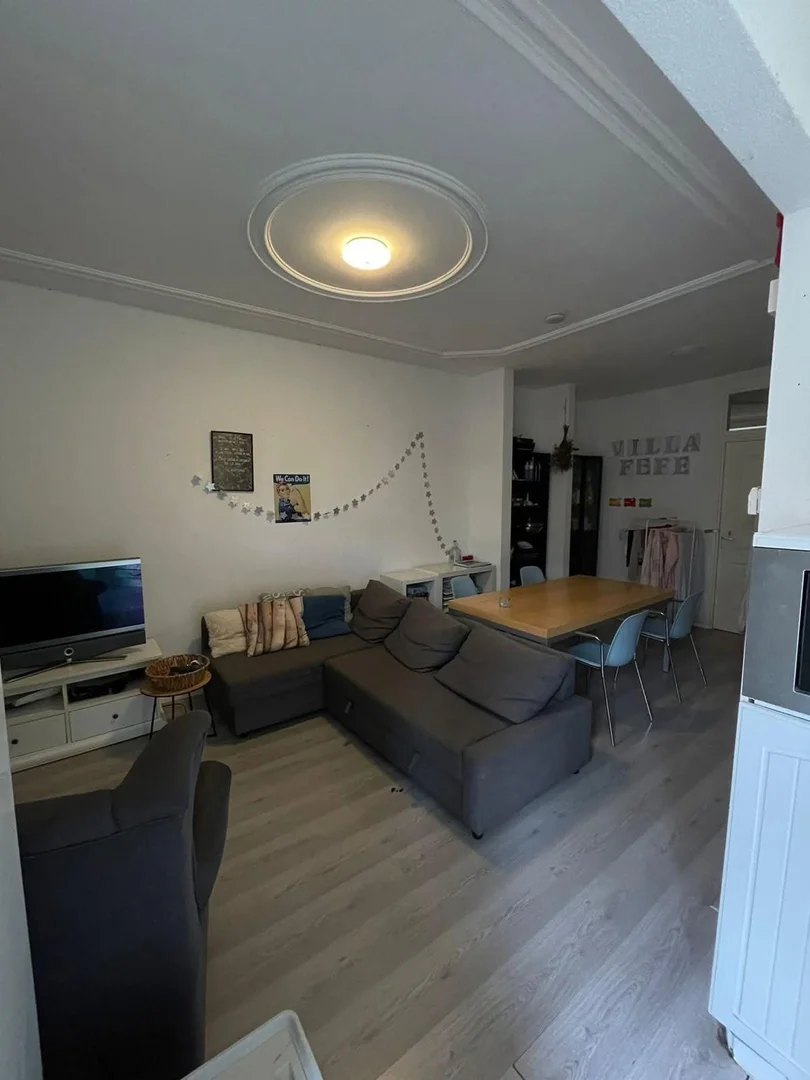 Habitación para estudiantes en  con área de estudio y facilidades compartidas