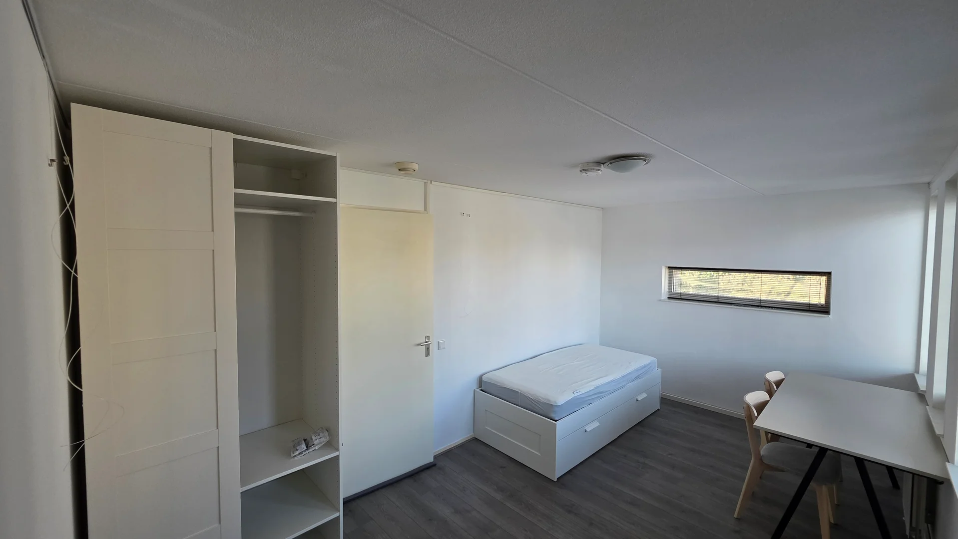 Studentenzimmer in  mit Arbeitsbereich und Gemeinschaftseinrichtungen