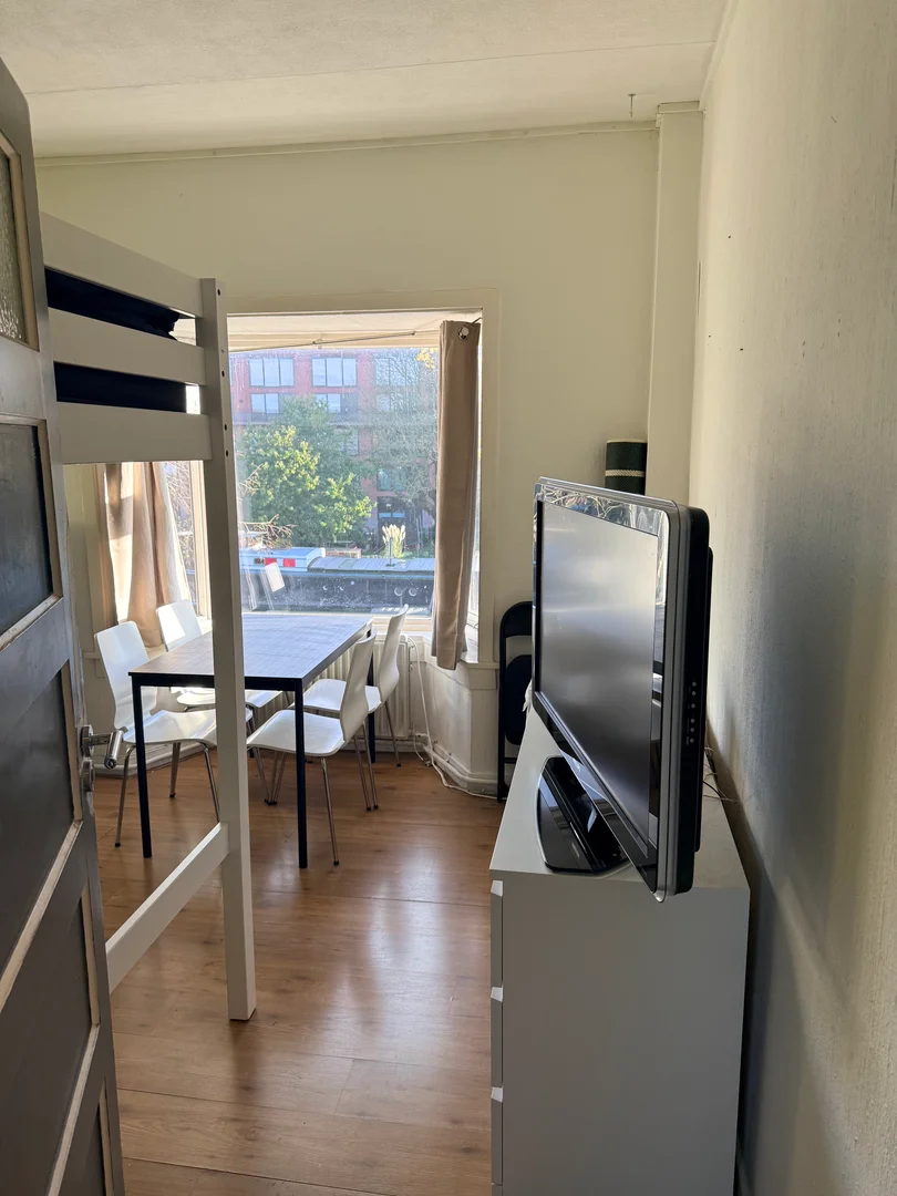 Funktionelles Studentenzimmer perfekt zum Studieren in 
