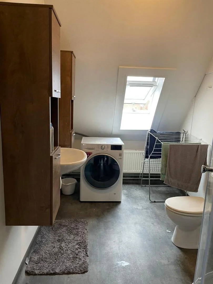 Room for rent in student apartment in , fully furnished