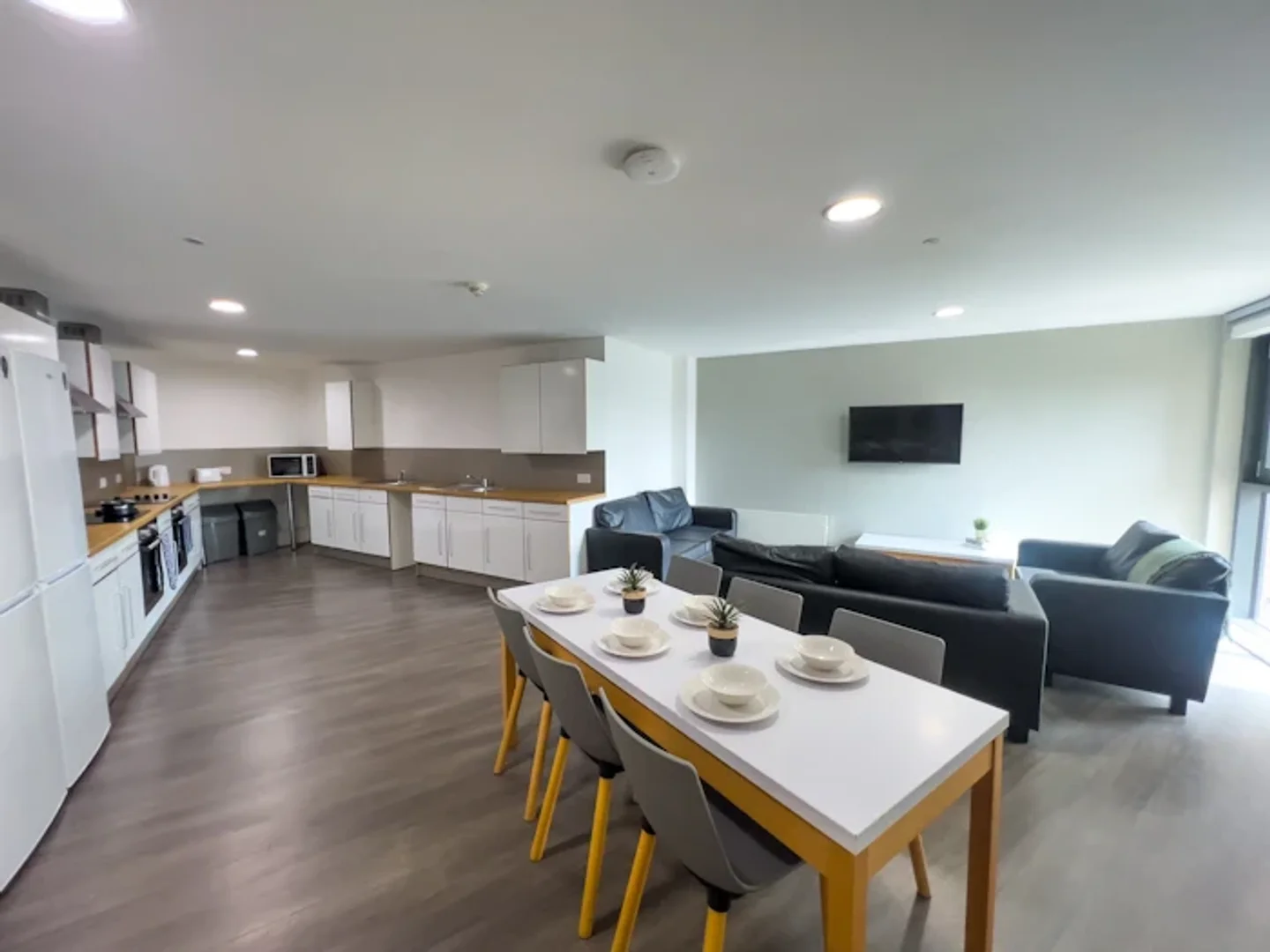 Quarto de estudante em com área de estudo e instalações partilhadas