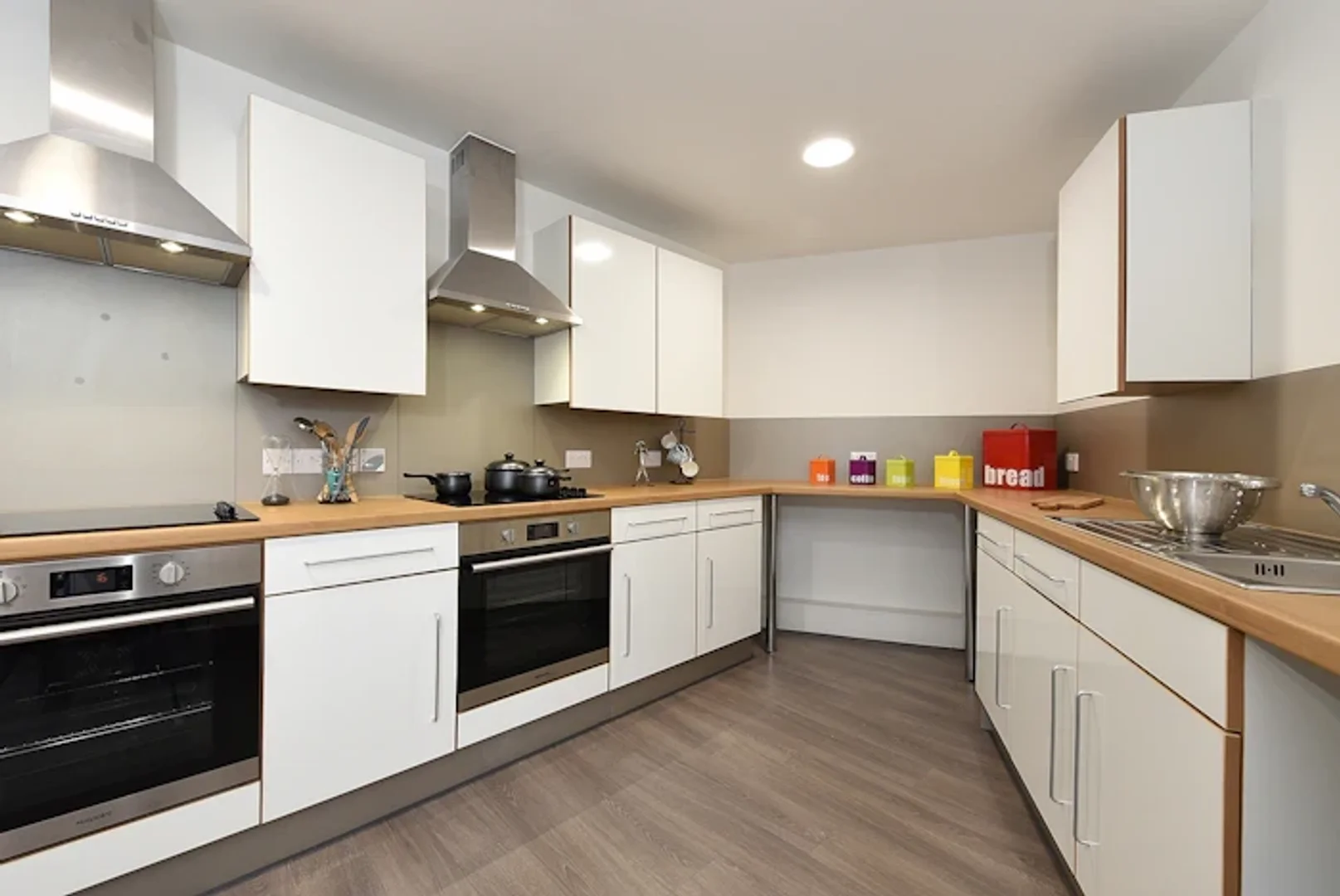 Quarto amigo do estudante em com comodidades modernas