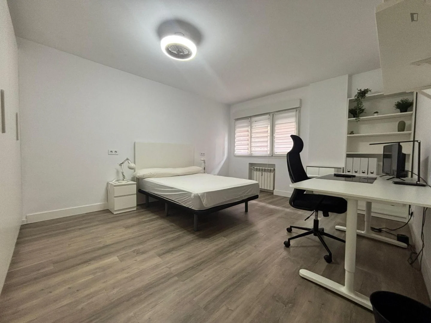 Quarto de estudante luminoso e arejado com acesso fácil à universidade em 
