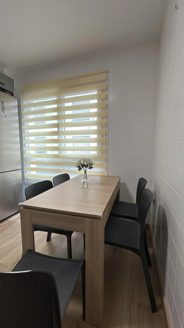 Quarto de estudante em  com área de estudo e instalações partilhadas