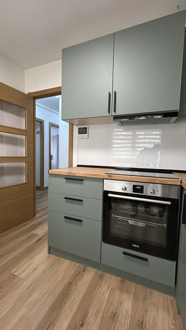 Quarto acessível para estudantes com iluminação ampla em 