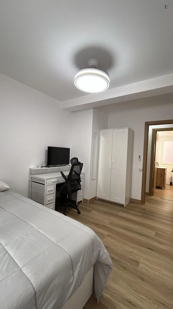 Quarto de estudante luminoso e arejado com acesso fácil à universidade em 