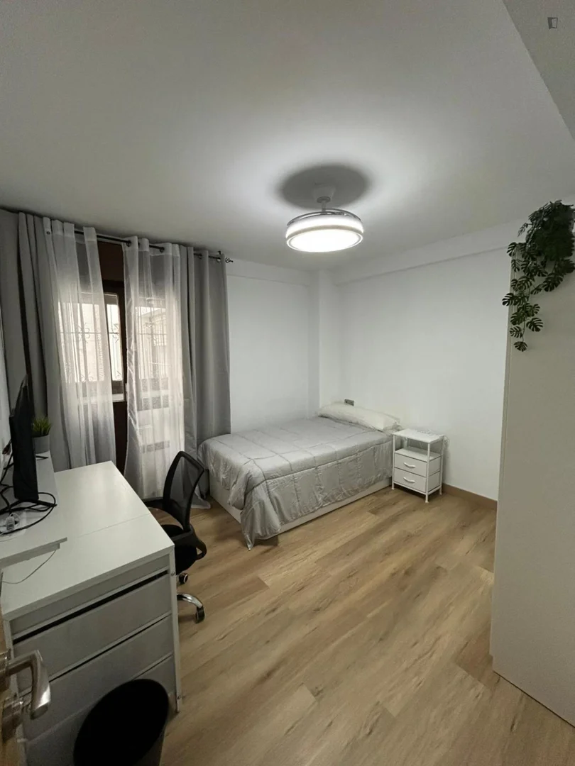 Quarto de estudante em  com área de estudo e instalações partilhadas