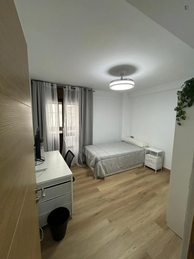 Quarto de estudante em  com área de estudo e instalações partilhadas