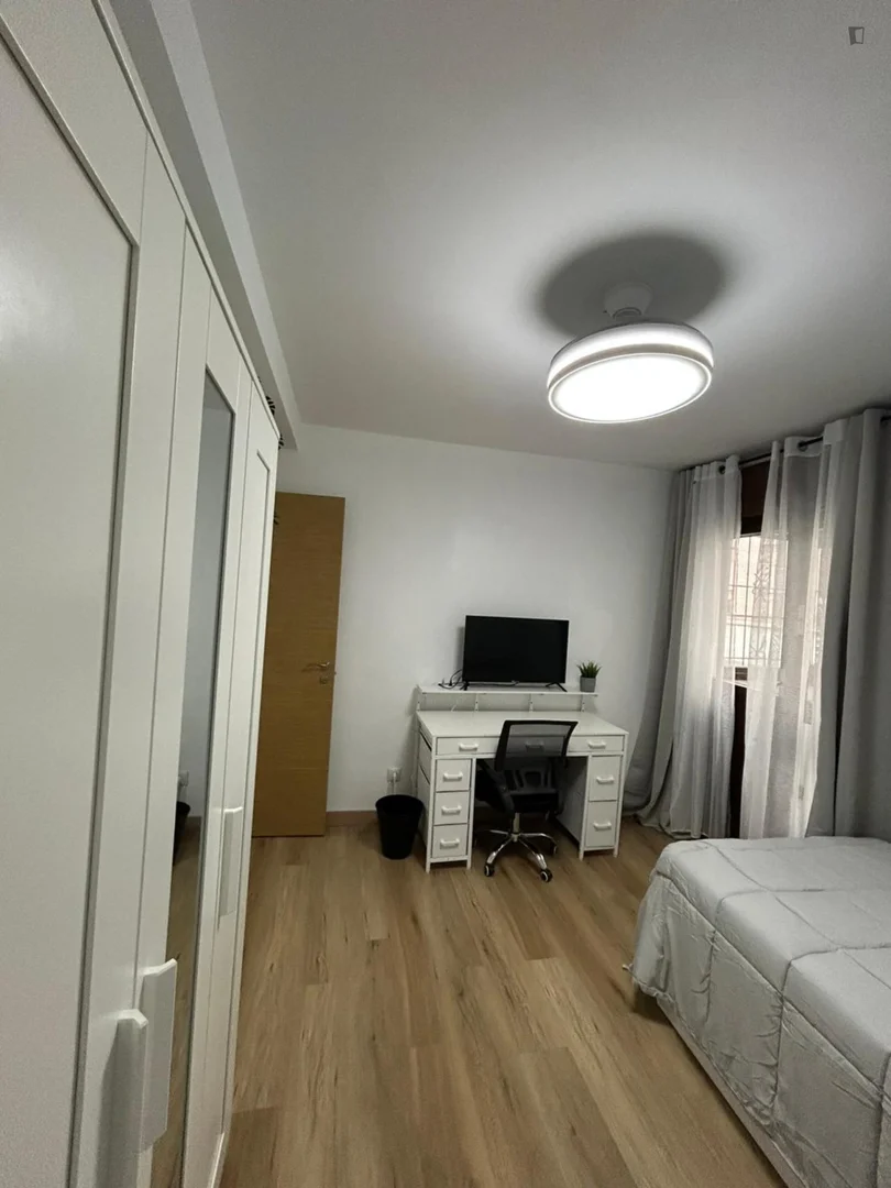 Quarto de estudante em  com área de estudo e instalações partilhadas