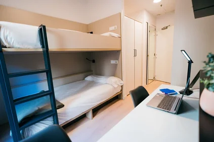 Mehrbettzimmer im Wohnheim in der Calle Nuestra Señora de la Salud 11, bild 1 von 16