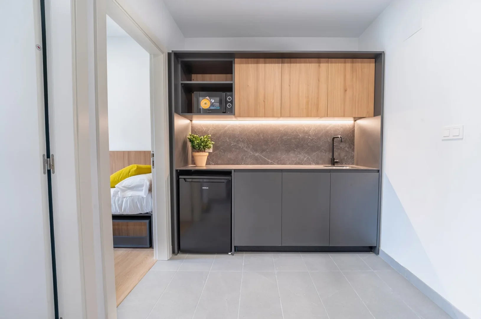 Student-friendly studio with excellent transport links in 