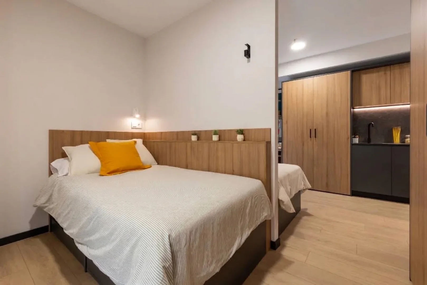 Habitación estudiantil luminosa y aireada con fácil acceso a la universidad en 