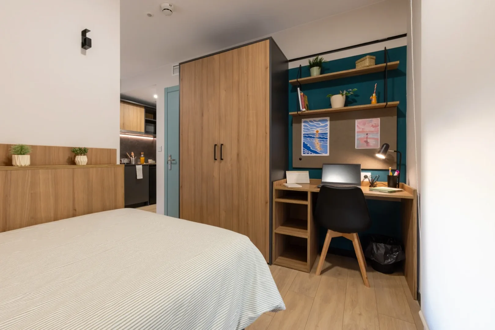 Quarto de estudante em  com área de estudo e instalações partilhadas