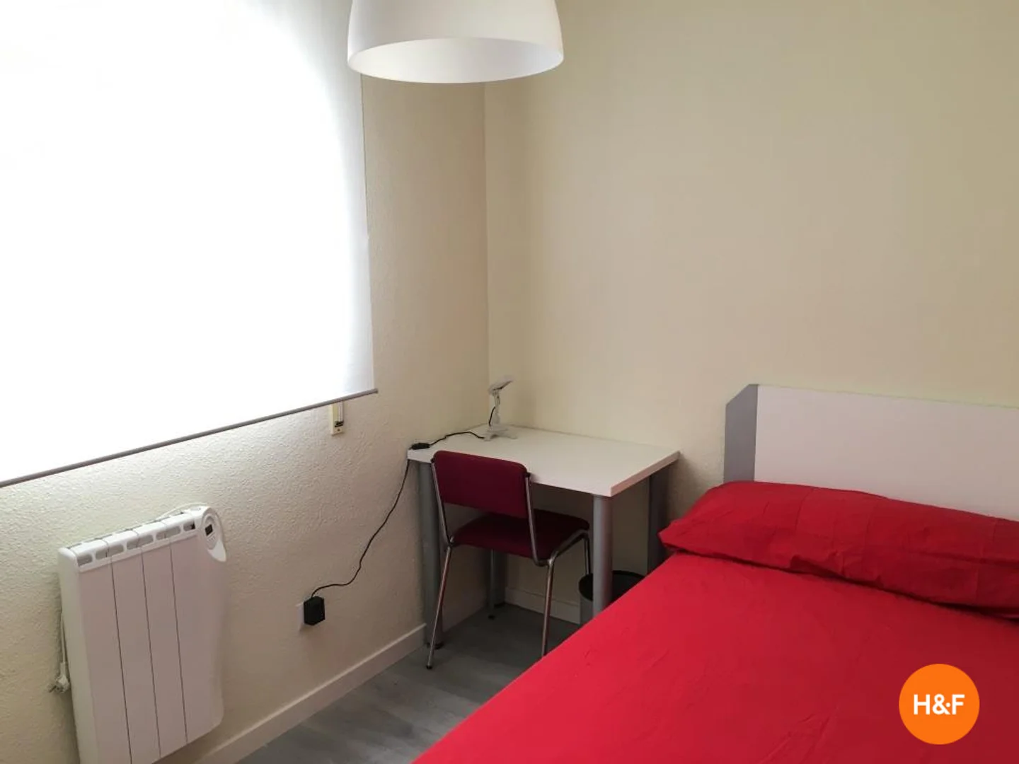 Quarto acessível para estudantes com iluminação ampla em 