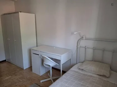 Stanza privata in R. do Marquês de Sá da Bandeira, immagine 3 di 8