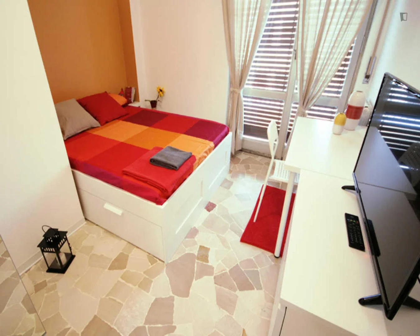 Quarto de estudante luminoso e arejado com acesso fácil à universidade em