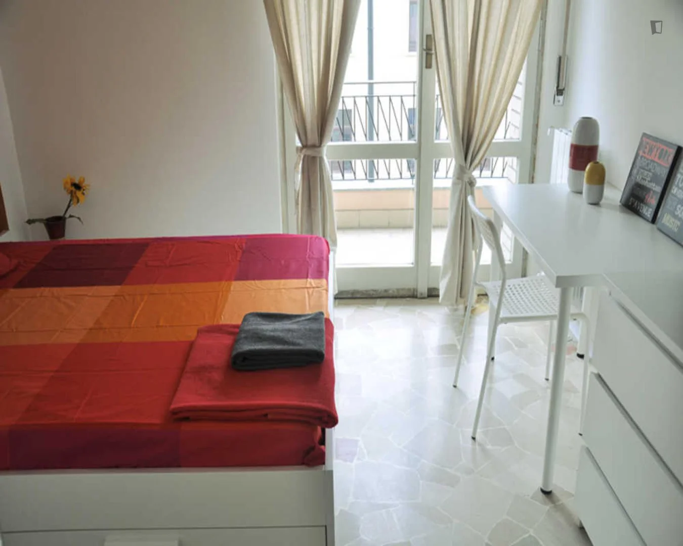Quarto de estudante funcional perfeito para estudar em