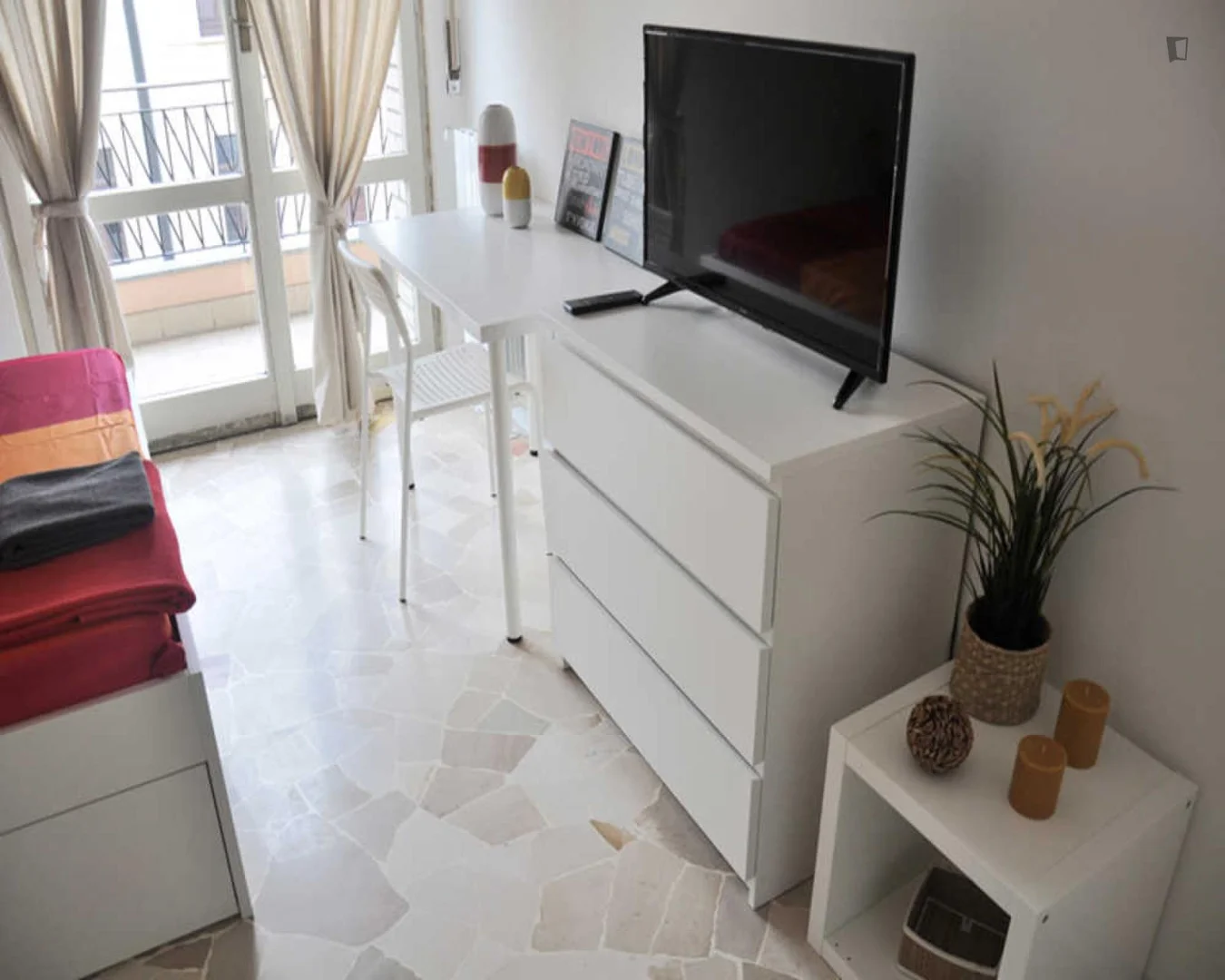 Quarto de estudante luminoso e arejado com acesso fácil à universidade em