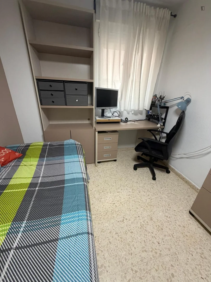 Confortevole e spaziosa stanza per studenti in 